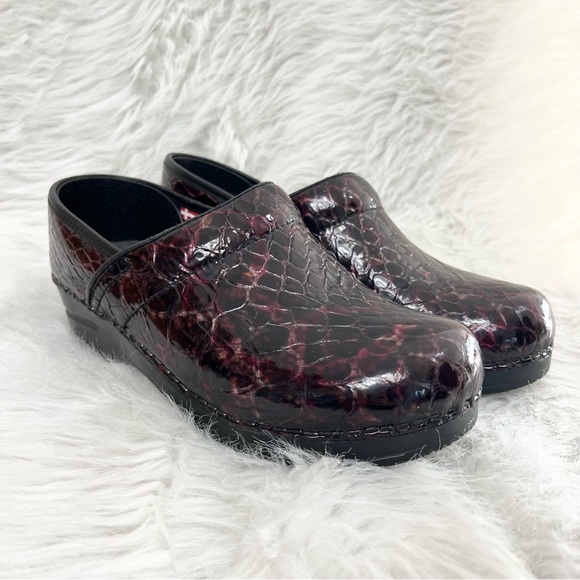 Sanita Pro. Patent Danish clogs burgundy embossed croc - Picture 3 of 16